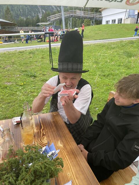 Zauberer Robert Ganahl erfreute die Besucher:innen mit seinen amüsanten Zaubertricks. 
