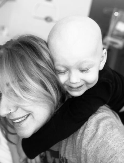 Tägliches Kuscheln mit Mama Tanja steht für Lio auf der Tagesordnung.  | Foto: Privat