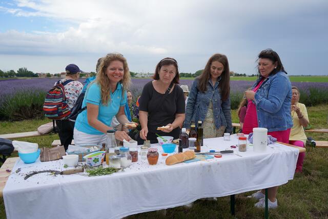 Kräuterrezepte und Rezepte für Hausmittel wurden gleich am Feld probiert | Foto: Andrea Glatzer