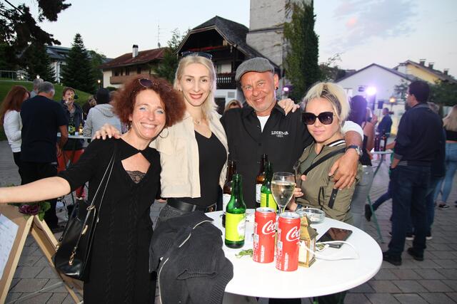 Elisabeth und Dirk mit Freunden feierten das erste Sommerfest.  