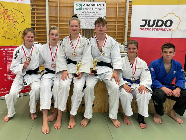 Der ASKÖ Fairdrive Leonding holt bei den Judo-Landesmeisterschaften in der Altersklasse U21 zwei Mal Gold, zwei Mal Silber und ein Mal Bronze. V.l.n.r.: Emma Rieder (Silber), Magdalena Mayrhofer (Silber), Jessica Waldhör (Gold), Martin Miesenberger (Gold), Laura Berghammer (Bronze). | Foto: ASKÖ Fairdrive Leonding