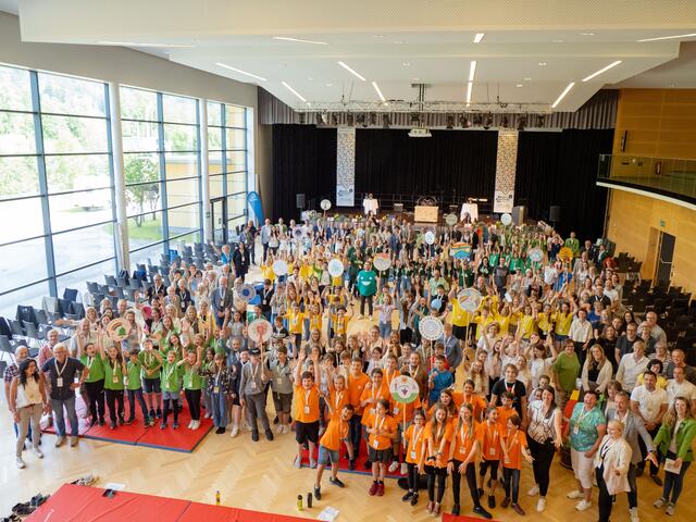 Die Kindergemeinderäte und Kinderbürgermeister der Gemeinden mit ihren Betreuern und Ehrengästen. | Foto: Elena Königshofer
