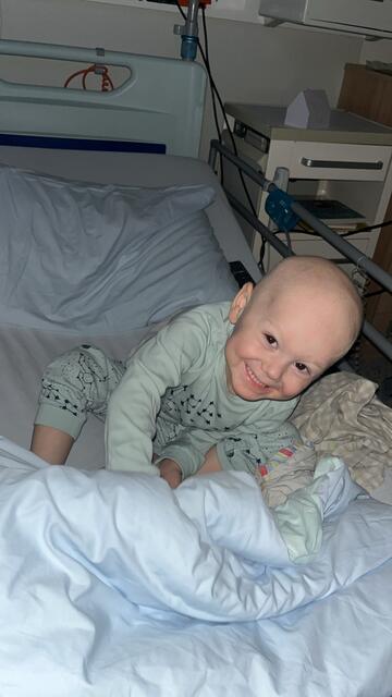 Lio kämpft wie ein Löwe gegen den Krebs. Zur Seite stehen ihm Mama und Papa, Psychologin Andrea Mohapp ... und seine Stofftiere. | Foto: Privat