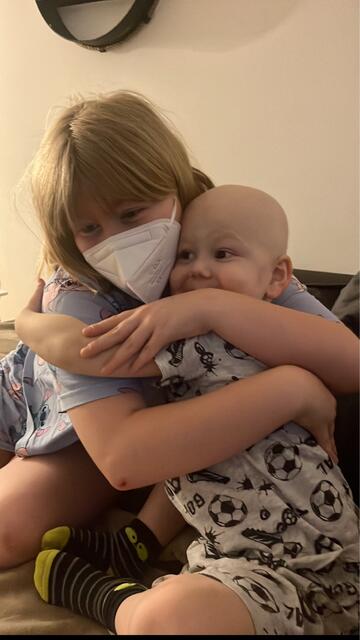 Ein Herz und eine Seele: Lea und Lio haben ein enorm inniges Verhältnis. Die Trennung der Geschwister - aufgrund der nötigen Therapien im Spital - war und ist für die Neunjährige eine extreme Belastung. | Foto: Privat