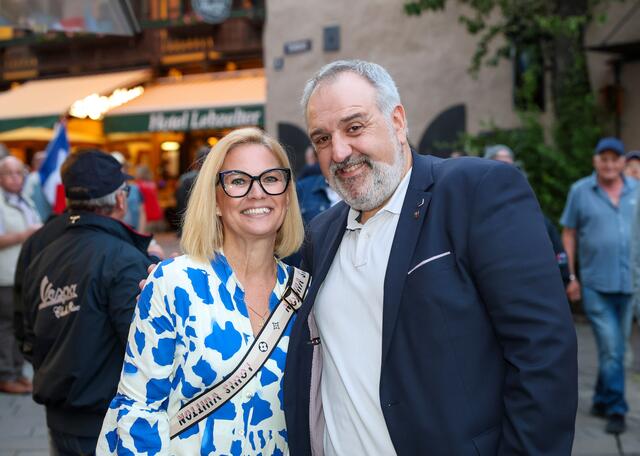 Bei der Eröffnung dabei: Vizebürgermeister Christof Mayr mit Birgit.