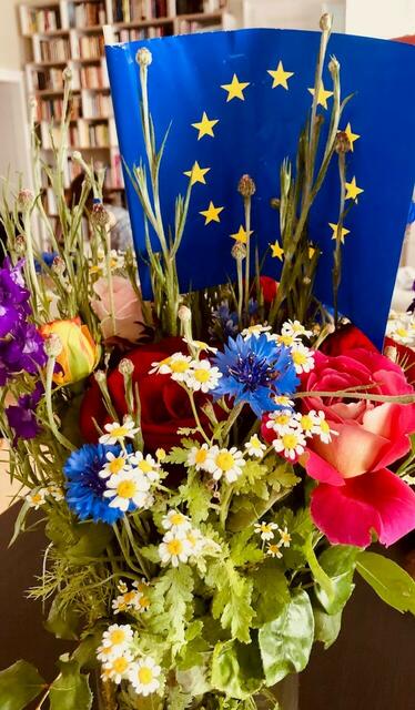 EU-Kandidatin Ursula Ressl und Teammitglied in Maria Anzbach hat den Tag gemütlich mit der gesamten Familie begonnen und zunächst einmal den Vatertag gefeiert. „Blumen für den Papa, sind heute auch Blumen für Europa! Allen Vätern heute einen schönen Vatertag.“ | Foto: NEOS