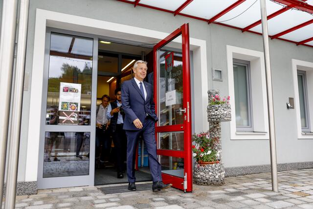 Der ÖVP Spitzenkandidat für die EU-Wahl, Reinhold Lopatka, mit seiner Ehefrau Franziska nach seiner Stimmabgabe in Greinbach im Bezirk Hartberg-Fürstenfeld. Die ÖVP schaftte es bei der letzten EU-Wahl übrigens auf Platz 1 mit 34,55 Prozent (+7,57). | Foto: APA/Scheriau