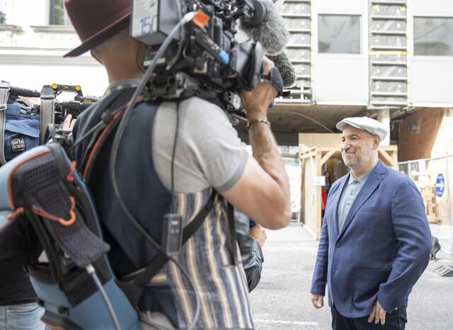 Spitzenkandidat Günther Hopfgartner (KPÖ) gibt nach seiner Stimmabgabe ein kurzes Statement ab. Beim vorangegangenen Wahlgang vom 26. Mai 2019 erzielte die KPÖ nur 0,80 Prozent. | Foto: APA
