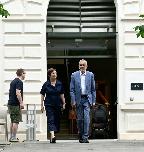 Bundespräsident Alexander Van der Bellen und seine Ehefrau Doris Schmidauer nach der Stimmabgabe. | Foto: APA