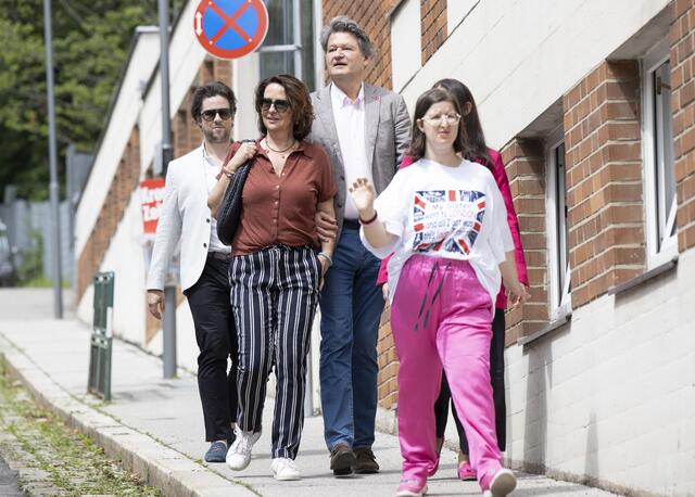 Spitzenkandidat Helmut Brandstätter (NEOS/3.v.r.) mit seiner Ehefrau Patricia Pawlick (2.v.l.) und seiner Familie vor der Stimmagabe in Wien Währing. Die Neos landeten 2019 bei der EU-Wahl 2019 mit 8,44 Prozent (+0,30) auf Platz 5. | Foto: APA/Steinmaurer