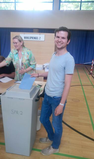 Der Grüne Gemeinderat Florian Ladenstein gibt seine Stimme in Gablitz ab. | Foto: Ladenstein