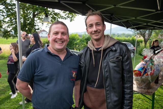 Torsten Rasner und Leopold Brenner ließen sich von dunklen Regenwolken nicht abhalten auch beim Benefiz Open Air dabei zu sein.