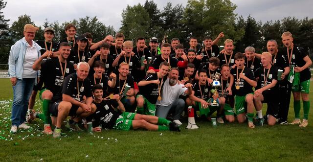 Seeboden ist Meister der 1. Klasse A und wurde von der 1. KFv-Vize-Präsidentin Tamara Krammer 1. v. L.) geehrt.  | Foto: Tiefling/Kk