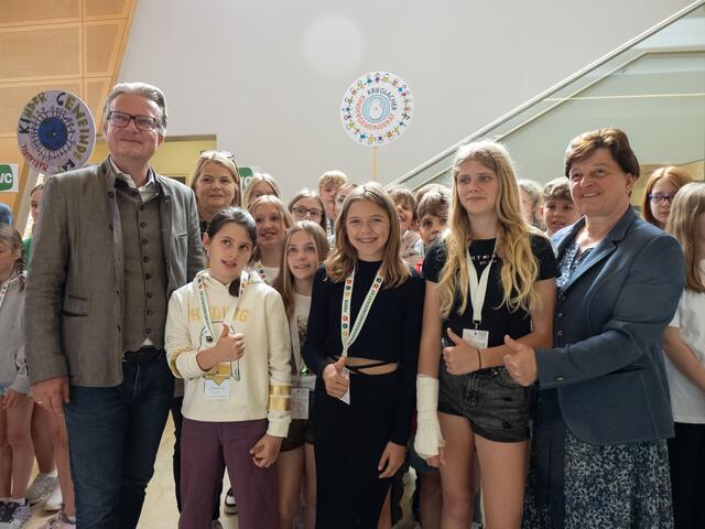 Die Kindergemeinderäte aus Krieglach mit LH Christopher Drexler und Bgm. Regina Schrittwieser. | Foto: Elena Königshofer