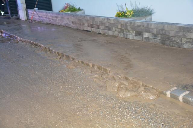 Die Kanäle konnten die Wassermassen nicht mehr halten. | Foto: Bezirksfeuerwehrkommando