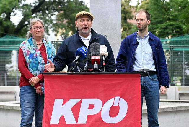 EU-Spitzenkandidat Günther Hopfgarnter (Mitte) konnte sich mit seiner KPÖ auf seine Heimatstadt verlassen. Geht es nach dem Wunsch der Wienerinnen und Wiener, würden die Kommunisten jetzt im EU-Parlament sitzen. | Foto: HELMUT FOHRINGER / APA / picturedesk.com