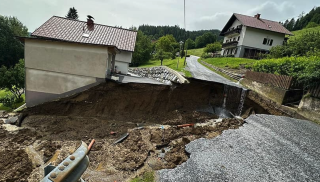 Durch die starken Regenschauer kam es schlussendlich zu einem Erdrutsch. | Foto: FF Friesach-Wörth