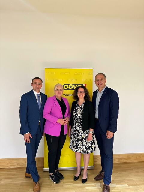 Vizebürgermeister David Soucek-Hofmann (l.), Angelika Winzig (2.v.l.) und Bezirksparteiobmann Christian Mader (r.) gratulieren der einstimmig gewählten Vöcklabrucker Stadtparteiobfrau Pia Kastner (2.v.r.).  | Foto: OÖVP