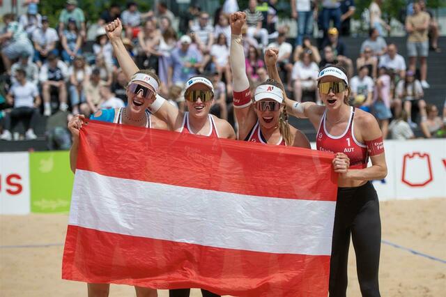 Dorina (1.v.l.) und Ronja Klinger (3.v.l.) spielen mit Schützenhöfer/Plesiutschnig für Österreich beim Nations-Cup-Finale. | Foto: CEV
