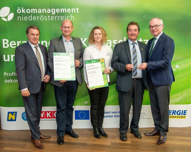 WKNÖ-Präsident Wolfgang Ecker, geschäftsführender Gemeinderat Markus Achter-Arnberger, Beraterin Silvia Köllner (Energy Climate GmbH), Bürgermeister Ernst Bauer und LH-Stellvertreter Stephan Pernkopf (v.l.) | Foto: Tanja Wagner