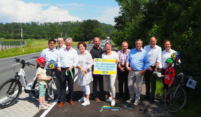 Magdalena Balt, Landtagsabgeordneter Christian Gepp, Pfarrer Paul Dubovsky, Landtagspräsident Karl Wilfing in Vertretung von Landeshauptfrau Johanna Mikl-Leitner, Christine Wessely (Vizebürgermeisterin von Spillern), Thomas Speigner (Bürgermeister von Spillern), Magdalena Batoha (Bürgermeister von Leobendorf), Josef Bauer (Vizebürgermeister von Leobendorf), Landtagsabgeordneter Hubert Keyl, Rainer Irschik (NÖ Straßenbaudirektor-Stv.), Nationalrat Andreas Minnich und Christopher Balt (v.l.). | Foto: zVg.