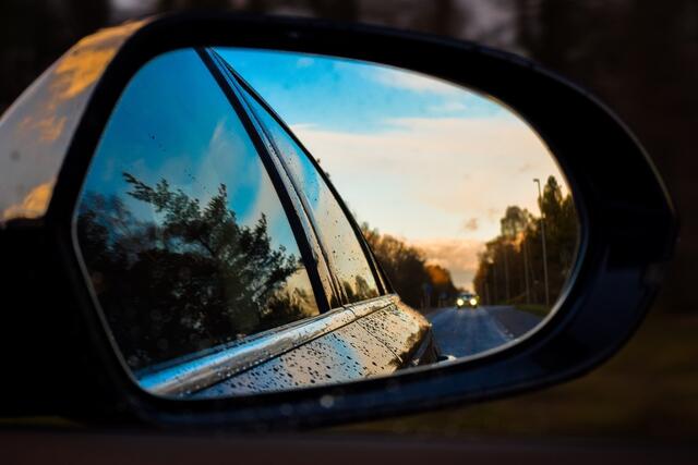 Montagmorgen führte ein Lenker ein riskantes Überholmanöver auf der Seekirchner Landesstraße durch, durch das zwei Personen verletzt wurden. (Symbolbild) | Foto: pixabay.com