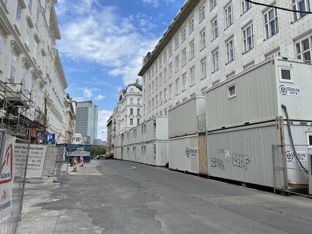 Dort, wo zurzeit Containerburgen das Straßenbild zeichnen, sollen 21 neue Bäume stehen. | Foto: Michael Marbacher