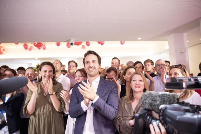 Christoph Wiederkehr, Chef der Wiener Neos, war vom Wahlerfolg in Wien sichtlich begeistert. | Foto: TOBIAS STEINMAURER / APA / picturedesk.com