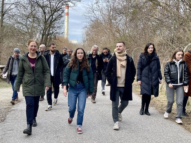 Die Grüne Spitzenkandidatin Lena Schilling (Mitte) mit der Doppelparteispitze der Grünen Wien, Judith Pühringer (l.) und Peter Kraus (r.) | Foto: Barbara Schuster/RMW