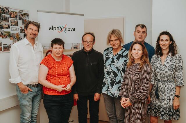 Thomas Driessen (Geschäftsführer von Alpha Nova, l.) feierte das 20-jährige Jubiläum der Arbeitsgruppen in Betrieben mit einigen seiner Kundinnen und Kunden sowie Mitarbeiterinnen und Mitarbeitern. | Foto: Freilichtkonnektiv