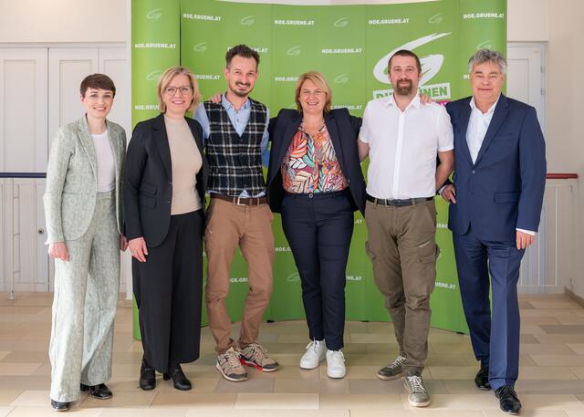Christian Müller aus Purgstall (2.v.r.) und Joseph Hofmarcher aus Scheibbs ( 3.v.l.) sind mit dem Wahlergebnis der Grünen zufrieden. | Foto: Die Grünen NÖ