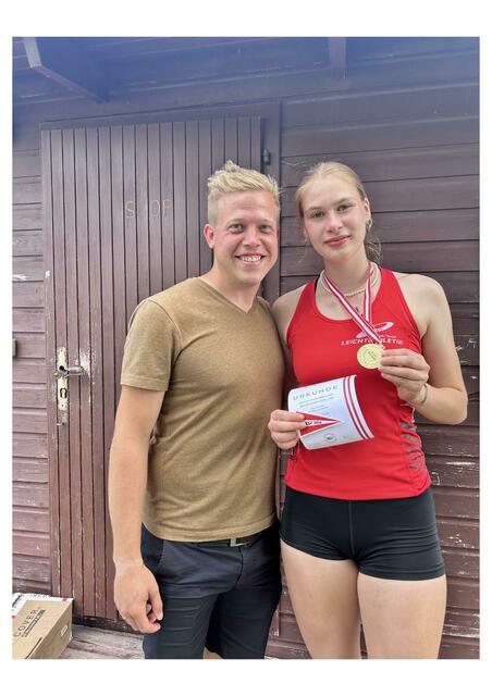 (V.l.:) PSV Trainer Richard Marschal mit der Welser Goldmedaillengewinnerin Olivia Benesch, die in Wien mit fünf persönlichen Bestleistungen in sieben Disziplinen aufhorchen ließ. | Foto: Nevsimal