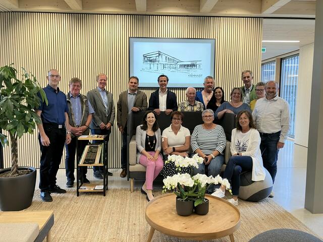 Stehend von links: David Pollak, RR Alois Litschauer, Julius Kiennast, Ferdinand Schopp, Alexander Kiennast, Erwin Schrammel, Norbert Linsbauer, Nicole Authried, Irene Weixelbraun, Joachim Brand, Cäcilia Havel, KR Reinhard Poppinger
Sitzend: Nicole Gressl, VO Andrea Kletzl, BRVO Anna Stocsits, Gertraud Fekete.
 | Foto: privat/ZZ