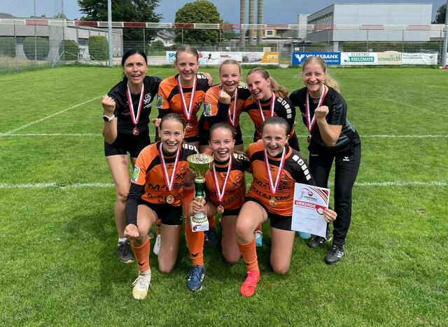 Die U14-Spielerinnen freuen sich über den Landesmeistertitel. | Foto: Sportunion Arnreit/Erwin Pils