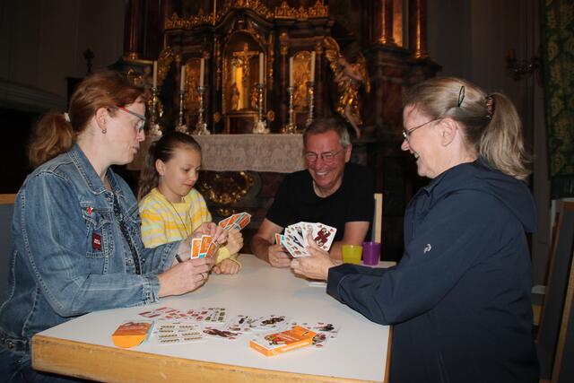 Eine lustige Watterpartie vor dem Hochaltar! Ein besonderes Erlebnis, das Jung und Alt genossen. | Foto: Manfred Jordan