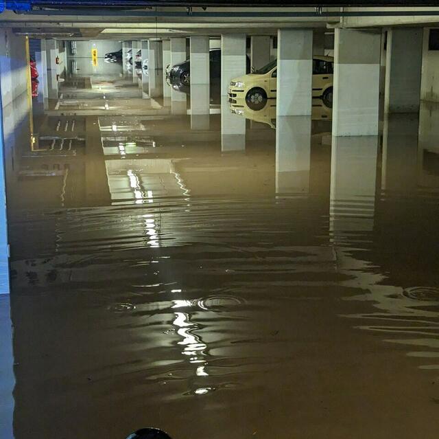 Der ÖAMTC spricht eine Warnung aus, bei einer hohen Wasserlinie keinesfalls das eigene Fahrzeug selbst zu starten. Zusätzlich kam es zu erheblichen Hagelschäden im Burgenland.  | Foto: FF Neusiedl am See
