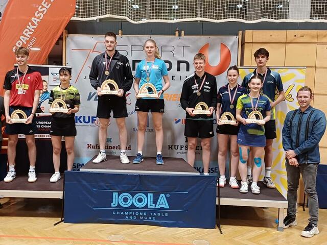 André Pierre Kases (3.v.l.) und Elina Fuchs (4.v.l.) holten gemeinsam für das Burgenland Gold im U21-Mixed Doppel | Foto: Elina Fuchs