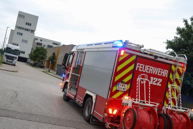 Der Tabakrauch eines Bewohners in Wels-Vogelweide versetzte Nachbarn dermaßen in Besorgnis, dass die Feuerwehr gerufen wurde – man sei von einem Brand ausgegangen. | Foto: laumat.at