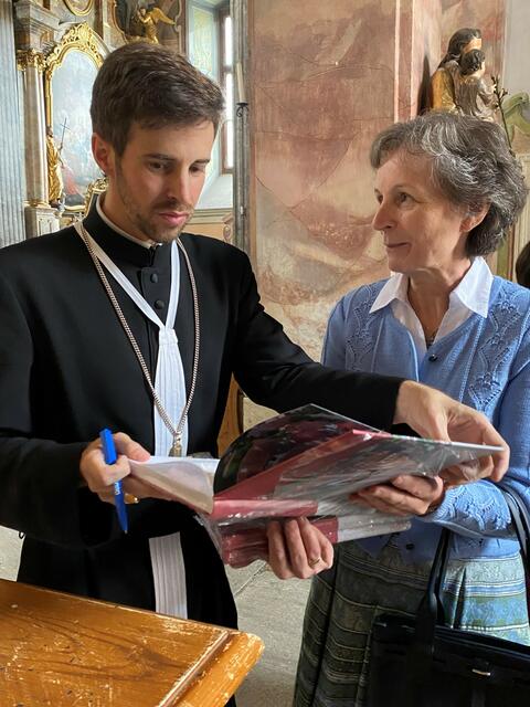 Propst Bernhard übergibt das Buch mit persönlicher Widmung. | Foto: zVg