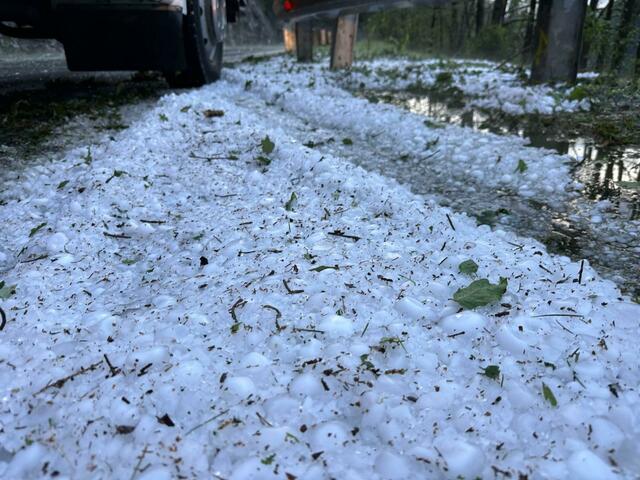 Ein schweres Gewitter mit Hagelsturm hat am Sonntagabend im Bereich der B173, Eibergstraße, für massive Schäden gesorgt. Zahlreiche Autos wurden beschädigt. | Foto: ZOOM.TIROL