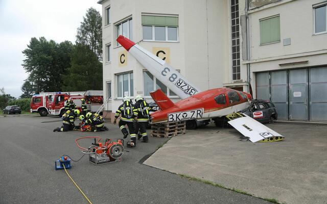 Ein simulierter Flugzeugabsturz wurde in Zeltweg gebüt. | Foto: FF/Zeiler