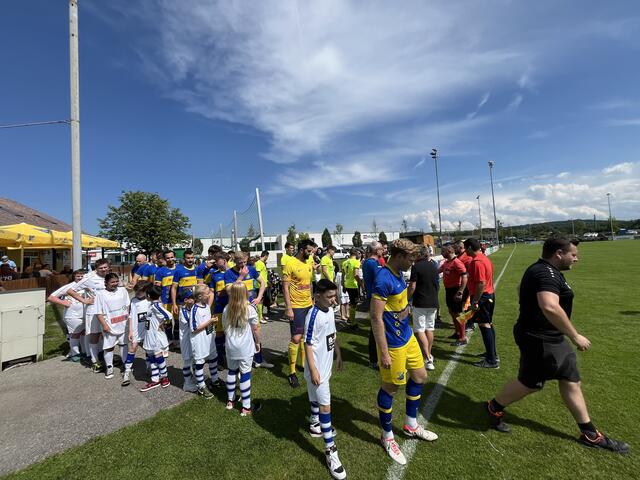 Elf Schülerinnen und Schüler der Brückenschule St. Valentin durften gemeinsam mit den Spielern des SC St. Valentin einlaufen.  | Foto: Brückenschule St. Valentin