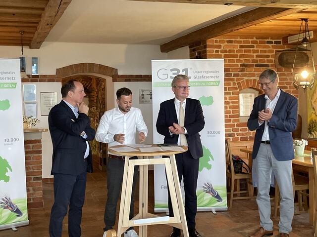 NAbg. Bgm. Christoph Stark, Bgm. Thomas Derler und Landeshauptmann Christopher Drexler präsentieren den Glasfaserausbau in der Gemeinde Mitterdorf an der Raab. | Foto: RMSt/Engelmann