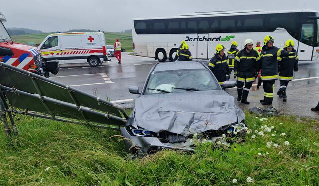 Die Rettungskräfte vor Ort, darunter Feuerwehrleute und Sanitäter des Roten Kreuzes, arbeiteten mit Hochdruck, um die eingeklemmte Person aus ihrem Fahrzeug zu befreien. | Foto: DOKU-NÖ