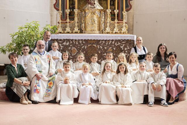 Am Foto erste Reihe: Lehrerin Helga Hammerschmidt, Mod. Kaplan Gerhard Gruber, Lukas Spiegl, Lisa Gschwantner, Valentina Höchtl, Miriam Zainzinger, Jakob Holzmann, Andreas Krammer, Direktorin Cornelia Ledermüller
Zweite Reihe: Maximilian Bauer, Moritz Bauer, Leonie Bichl, Charlotte Bauer, Jakob Hartl, Lukas Wagner, Sophia Winkler, Sophia Wagner, Dominik Wagner, Lehrerin Anna Eichberger
Dritte Reihe: Bürgermeister Ewald Fröschl, Lehrerin Maria Bauer | Foto: Marktgemeinde Schönbach