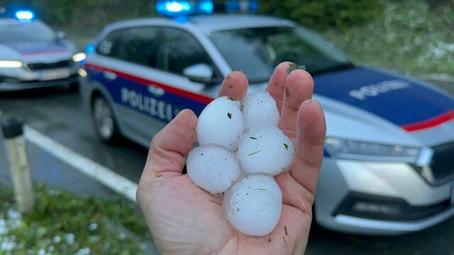Ein schweres Gewitter mit Hagelsturm hat am Sonntagabend im Bereich der B173, Eibergstraße, für massive Schäden gesorgt. Zahlreiche Autos wurden beschädigt. | Foto: ZOOM.TIROL