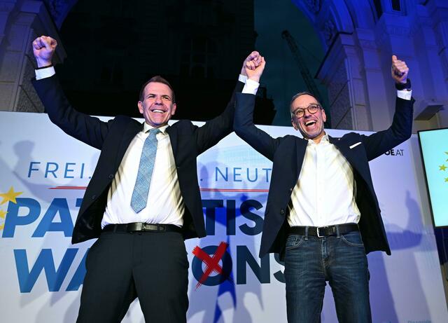 FPÖ-Spitzenkandidat Harald Vilimsky und Parteichef Herbert Kickl jubeln über Platz eins in Österreich - in Wien schafften die Freiheitlichen Platz zwei. | Foto:  HELMUT FOHRINGER / APA / picturedesk.com