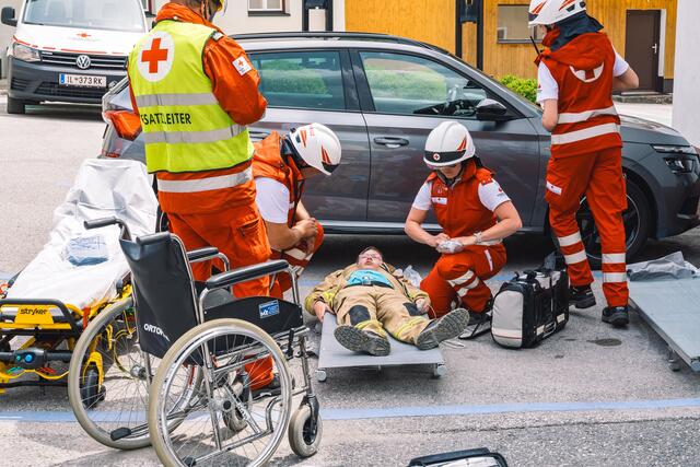 Das Rote Kreuz Fulpmes versorgte die Verletzten. | Foto: Pernsteiner