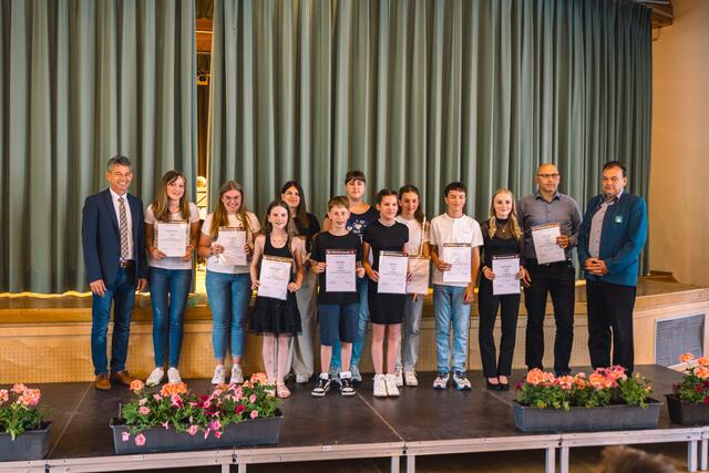 Zahlreiche Urkunden für die erbrachten Leistungen der Schüler konnten von BGM Vinzenz Eller und LMS-Direktor Franz Eller überreicht werden | Foto: Pernsteiner