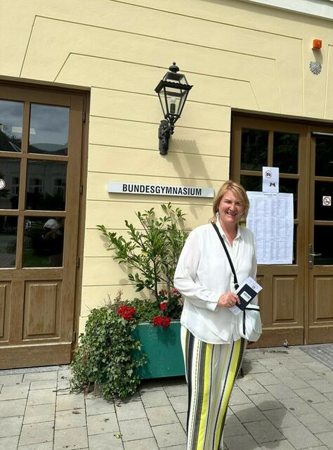 LAbg. Vize-Bgm. Helga Krismer, Bezirkssprecherin Baden, Wahlsprengel Gymnasium Frauengasse.

 

„Meine Zuversicht bei der Stimmabgabe ist eingetreten, dass die WählerInnen zwei starke Stimmen in Brüssel für Klima- und Menschenschutz wollen.“

  | Foto: DIE GRÜNEN NÖ